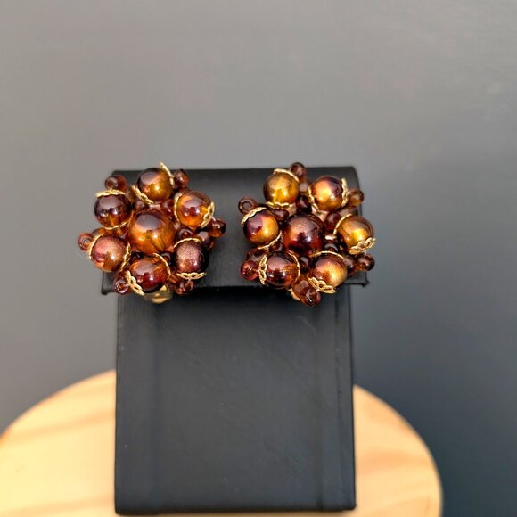 Vintage cluster beaded clip on earrings - Picture 3 of 7
